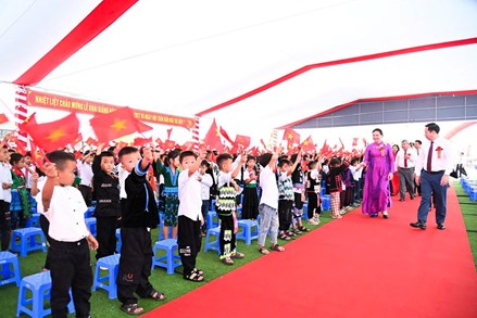 Phó Chủ tịch - Tổng Thư ký Ủy ban Trung ương MTTQ Việt Nam Hà Thị Nga dự lễ khai giảng tại trường vùng biên Lai Châu