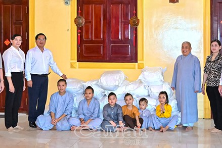 Cà Mau: Ủy ban MTTQ Việt Nam tỉnh thăm và trao hỗ trợ trẻ em cơ nhỡ tại Niệm Phật đường Hưng Phước