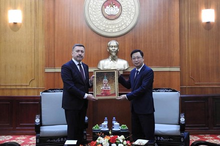 Phó Chủ tịch Ủy ban Trung ương MTTQ Việt Nam Cao Xuân Thạo tiếp Đoàn đại biểu Liên hiệp Công đoàn Độc lập Nga