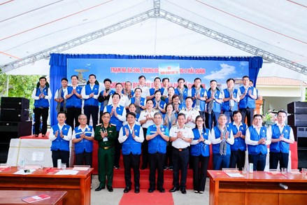 Đoàn đại biểu Thành phố Hồ Chí Minh thăm cán bộ, chiến sĩ, các lực lượng và Nhân dân tại các đảo thuộc vùng biển Tây Nam