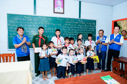 Đoàn công tác thành phố Hồ Chí Minh thăm, tặng quà quân dân tại đảo Hòn Khoai và Hòn Chuối 