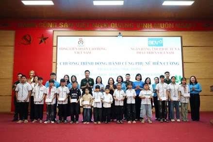 Tổng LĐLĐ Việt Nam trao tặng nhiều phần quà thiết thực tới phụ nữ, học sinh tỉnh Lạng Sơn 