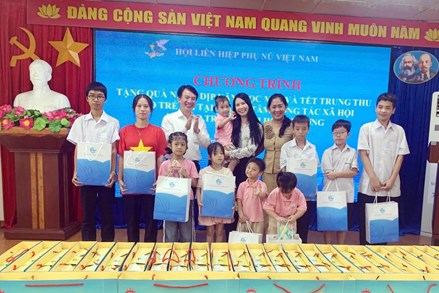 Trung ương Hội LHPN Việt Nam tặng quà phụ nữ, trẻ em khó khăn tại thành phố Hải Phòng
