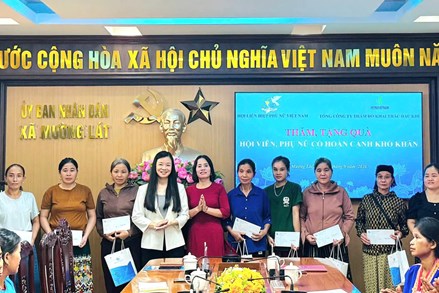 Trung ương Hội LHPN Việt Nam tặng quà phụ nữ, trẻ em khó khăn ở Mường Lát