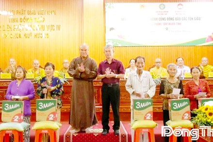 Đồng Tháp: Ủy ban MTTQ Việt Nam tỉnh trao tặng 500 phần quà cho người dân có hoàn cảnh khó khăn
