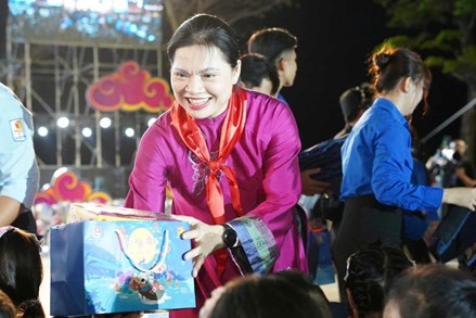 Phó Chủ tịch - Tổng Thư ký Hà Thị Nga tham dự Đêm hội trăng rằm “Lồng đèn thắp sáng ước mơ” tại Cần Thơ 
