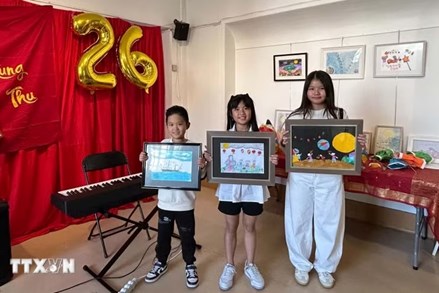 Tết Trung Thu vun đắp tình yêu quê hương cho thiếu nhi Việt Nam tại Pháp