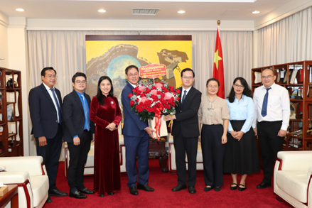 MTTQ Việt Nam thành phố Hồ Chí Minh thăm, chúc mừng Tổng Lãnh sự quán Trung Quốc nhân dịp Quốc khánh