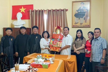 Cần Thơ: Ủy ban MTTQ Việt Nam thành phố thăm chức sắc, chức việc, tín đồ nhân kỷ niệm 68 năm Ngày viên tịch của Đức Tông Sư Minh Trí