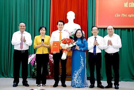 Cần Thơ: Đảng ủy MTTQ, các đoàn thể thành phố trao quyết định về công tác cán bộ 