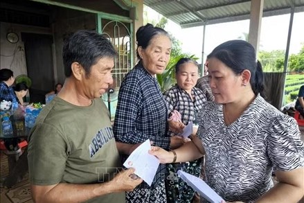 Vĩnh Long: Ủy ban MTTQ Việt Nam tỉnh thăm hỏi và tặng quà hộ dân ảnh hưởng sạt lở cồn Cái Gà