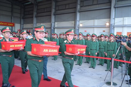 Vận chuyển 15.401 mẫu sinh phẩm hài cốt liệt sĩ bằng máy bay quân sự ra Hà Nội để giám định ADN