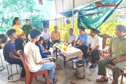 Nghệ An: Ủy ban MTTQ Việt Nam tỉnh trao 125 triệu đồng hỗ trợ vợ chồng cùng mắc bệnh nặng
