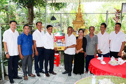 Vĩnh Long: Ủy ban MTTQ Việt Nam tỉnh thăm, tặng quà chức sắc, chức việc, người có uy tín nhân dịp Lễ Sêne Đôlta