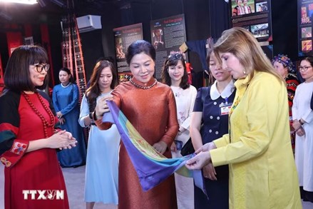 Phu nhân Tổng Bí thư, Chủ tịch nước Tô Lâm và Phu nhân Tổng thống Panama tìm hiểu văn hóa các dân tộc Việt Nam