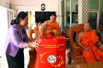 Cần Thơ: Chủ tịch Ủy ban MTTQ Việt Nam thành phố thăm, chúc mừng lễ Sene Đolta năm 2026 