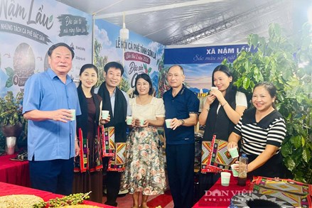 Trung ương Hội Nông dân Việt Nam thăm các gian hàng nông sản tại Lễ hội Cà phê Sơn La