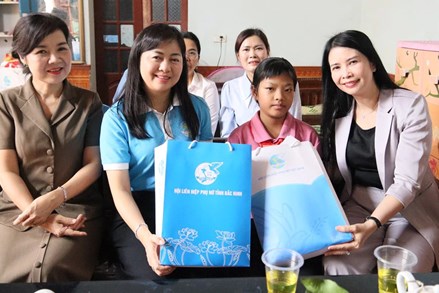 Phó Chủ tịch Thường trực Hội LHPN Việt Nam nhận đỡ đầu nữ sinh có hoàn cảnh khó khăn