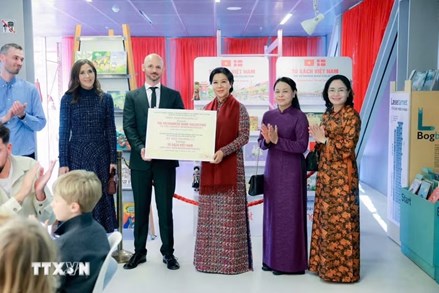 Phu nhân Tổng Bí thư, Chủ tịch nước cùng Hoàng hậu Đan Mạch trao tặng “Tủ sách Việt Nam” cho thư viện tại Copenhagen