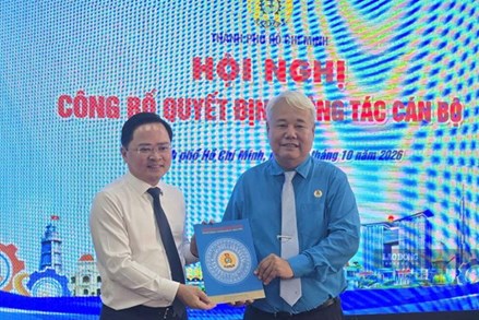 Tổng LĐLĐ Việt Nam trao quyết định công nhận Chủ tịch LĐLĐ thành phố Hồ Chí Minh