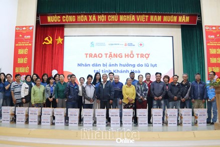 Khánh Hòa: Trao 400 suất quà hỗ trợ người dân bị ảnh hưởng bởi mưa lũ