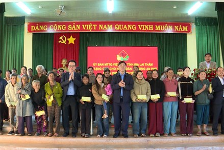 Phó Chủ tịch Thường trực Ủy ban Mặt trận Tổ quốc Việt Nam tỉnh Trần Minh Sơn chúc Tết tại các phường phía Tây Gia Lai