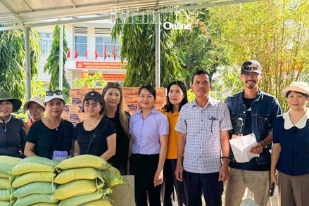 Xã Phước Hà, tỉnh Khánh Hòa trao 300 suất quà cho hộ cận nghèo nhân dịp 30/4