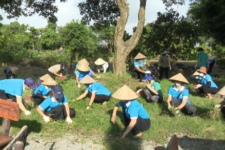 Ủy ban MTTQ xã Phù Đổng tổ chức phát động ra quân tổng vệ sinh môi trường 