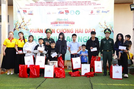 Mang tết đến sớm với bà con biên giới