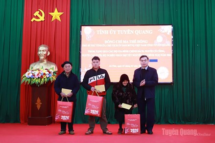 Phó Bí thư Tỉnh ủy, Chủ tịch Ủy ban MTTQ tỉnh Tuyên Quang Ma Thế Hồng thăm, tặng quà Tết tại xã Sà Phìn