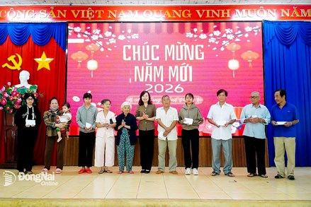 Đồng Nai: Phó Bí thư Tỉnh ủy, Chủ tịch Ủy ban MTTQ Việt Nam tỉnh tặng quà Tết người dân khó khăn phường Bình Long