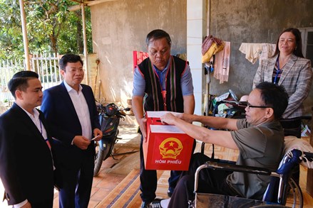 Lâm Đồng mang thùng phiếu di động đến tận nhà, bảo đảm quyền bầu cử cho mọi cử tri