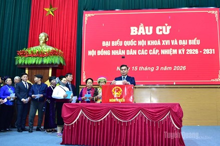 Phó Bí thư Tỉnh ủy, Chủ tịch Ủy ban MTTQ Việt Nam tỉnh Tuyên Quang dự khai mạc và bỏ phiếu bầu cử tại xã Quản Bạ