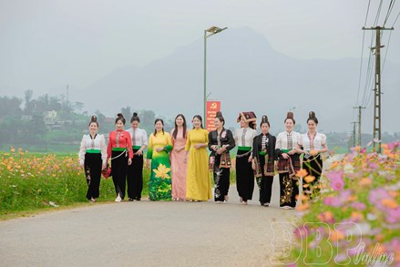 Điện Biên: Mỗi con đường - Vạn sắc hoa