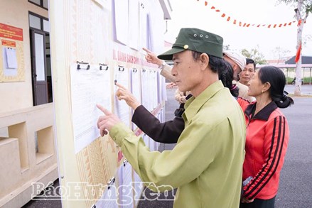 Nông dân trong tỉnh Hưng Yên gửi trọn niềm tin qua từng lá phiếu