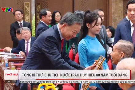 Trao Huy hiệu 80 năm tuổi Đảng tặng các đảng viên lão thành