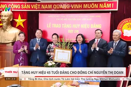 Tặng Huy hiệu 45 năm tuổi Đảng cho đồng chí Nguyễn Thị Doan