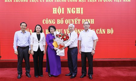 Ban Thường trực Ủy ban Trung ương MTTQ Việt Nam trao quyết định nghỉ hưu trước tuổi đối với bà Tô Thị Bích Châu