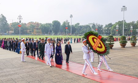 Đoàn đại biểu tham dự Đại hội đại biểu toàn quốc MTTQ Việt Nam lần thứ XI vào Lăng viếng Chủ tịch Hồ Chí Minh
