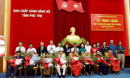 Chủ tịch Bùi Thị Minh Hoài trao Huy hiệu 80 năm tuổi Đảng cho đảng viên lão thành của tỉnh Phú Thọ