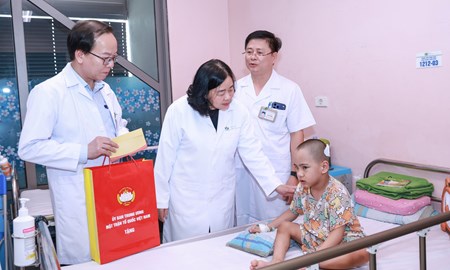 Chủ tịch Bùi Thị Minh Hoài thăm, tặng quà Trung thu cho các cháu thiếu nhi tại Bệnh viện Nhi Trung ương