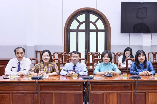 Cơ quan Ủy ban TƯ MTTQ Việt Nam trao quyết định cho cán bộ nghỉ hưu theo Nghị định 178 của Chính phủ- Ảnh 2. Cơ quan Ủy ban TƯ MTTQ Việt Nam trao quyết định cho cán bộ nghỉ hưu theo Nghị định 178 của Chính phủ- Ảnh 2.