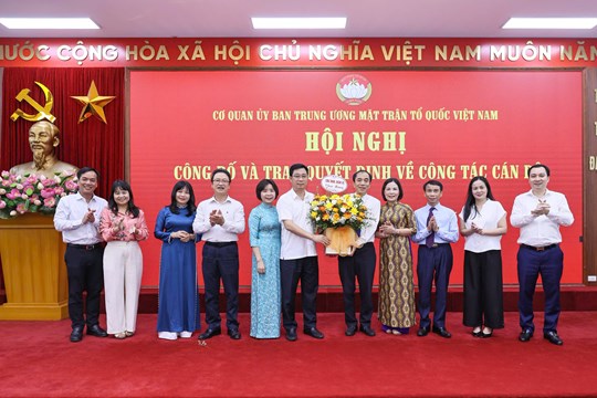 Cơ quan Ủy ban TƯ MTTQ Việt Nam trao quyết định cho cán bộ nghỉ hưu theo Nghị định 178 của Chính phủ- Ảnh 9. Cơ quan Ủy ban TƯ MTTQ Việt Nam trao quyết định cho cán bộ nghỉ hưu theo Nghị định 178 của Chính phủ- Ảnh 9.
