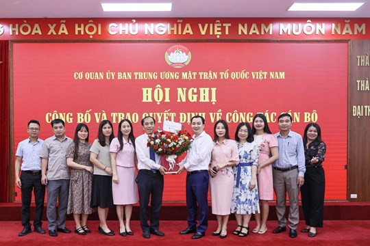 Cơ quan Ủy ban TƯ MTTQ Việt Nam trao quyết định cho cán bộ nghỉ hưu theo Nghị định 178 của Chính phủ- Ảnh 12. Cơ quan Ủy ban TƯ MTTQ Việt Nam trao quyết định cho cán bộ nghỉ hưu theo Nghị định 178 của Chính phủ- Ảnh 12.