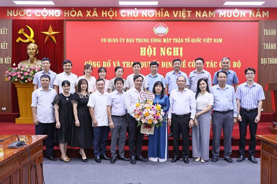 Cơ quan Ủy ban TƯ MTTQ Việt Nam trao quyết định cho cán bộ nghỉ hưu theo Nghị định 178 của Chính phủ- Ảnh 13. Cơ quan Ủy ban TƯ MTTQ Việt Nam trao quyết định cho cán bộ nghỉ hưu theo Nghị định 178 của Chính phủ- Ảnh 13.