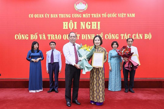 Cơ quan Ủy ban TƯ MTTQ Việt Nam trao quyết định cho cán bộ nghỉ hưu theo Nghị định 178 của Chính phủ- Ảnh 4. Cơ quan Ủy ban TƯ MTTQ Việt Nam trao quyết định cho cán bộ nghỉ hưu theo Nghị định 178 của Chính phủ- Ảnh 4.