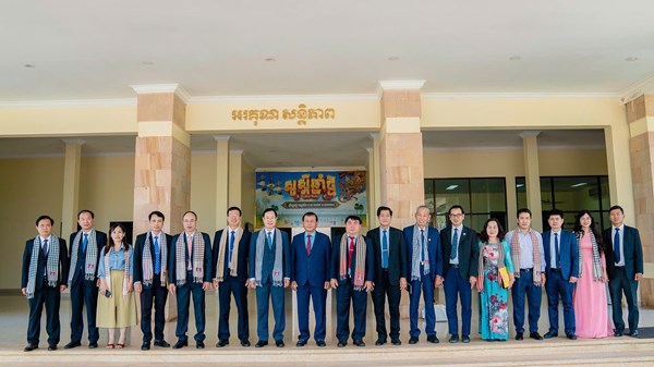 Đoàn công tác Ủy ban MTTQ Việt Nam tỉnh Lâm Đồng thăm và làm việc tại tỉnh Siêm Riệp, Campuchia