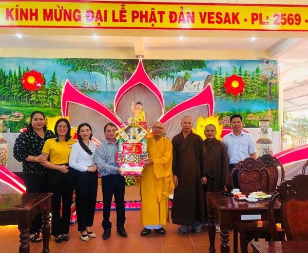 Uỷ ban Mặt trận Tổ quốc Việt Nam tỉnh Bình Thuận thăm và chúc mừng Đại lễ Phật đản năm 2025