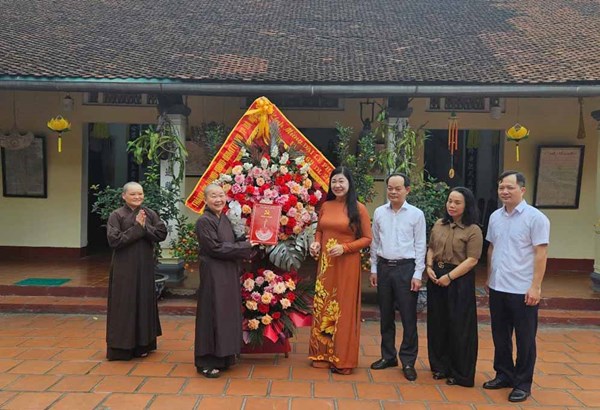 Ủy ban MTTQ thành phố Hà Nội chúc mừng Phân ban Ni giới Hà Nội nhân Đại lễ Phật đản 2025