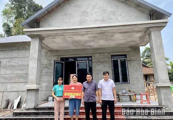 Huyện Lạc Sơn (tỉnh Hòa Bình): Chương trình "Xóa nhà tạm, nhà dột nát" về đích trước hạn